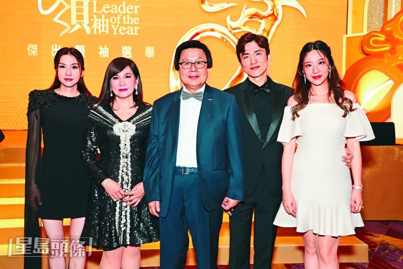 星岛新闻集团主席蔡加讚（右二）携太太汪圆圆（右一）、父亲蔡志明（中）、母亲蔡李惠莉（左二）及胞姐蔡加怡（左一）一同出席颁奖礼。